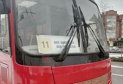 В Краснодаре водитель автобуса не заметил ребенка и запер его в салоне