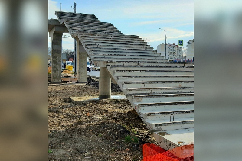 В Анапе строят первый в городе надземный пешеходный переход