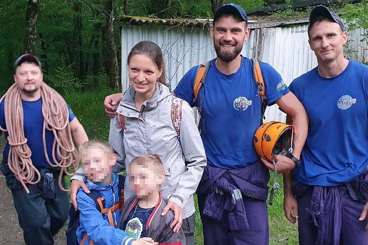 Женщина и двое детей зависли на опасном склоне над водопадом в Геленджике