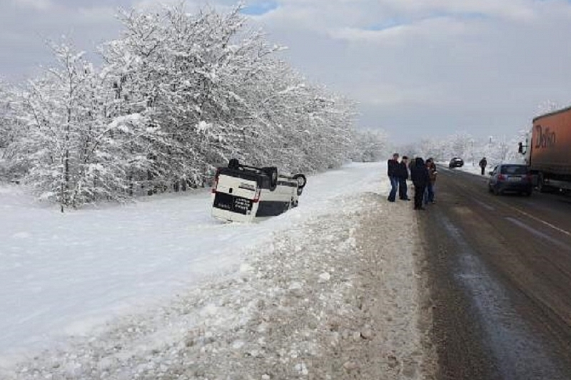 Стали известны подробности ДТП с перевернувшейся на заснеженной дороге маршруткой в Краснодарском крае