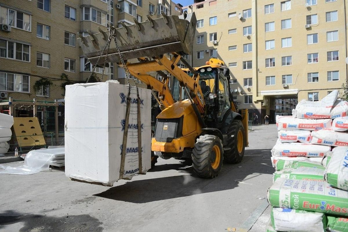 В горевшем доме по ул. Российской в Краснодаре устанавливают новые окна на техническом этаже