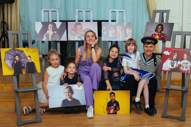 В Краснодаре представили фотовыставку «Взрослые эмоции глазами детей»