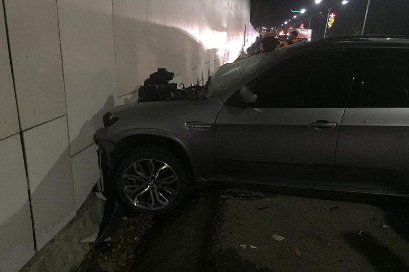 В Сочи пострадал водитель Mercedes, врезавшись в бетонную стену