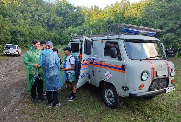 Спасатели помогли подросткам покинуть подтопленный палаточный лагерь под Геленджиком