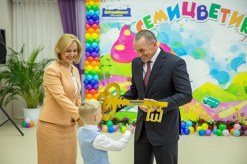 Символический ключ от детского сада ребятам передал генеральный директор группы компаний «ЮгСтройИнвест» Юрий Иванов.
