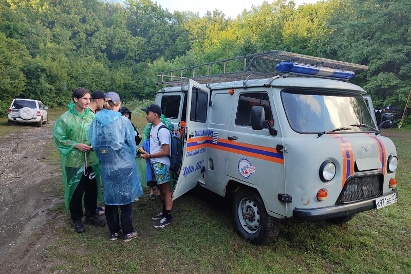 Спасатели помогли подросткам покинуть подтопленный палаточный лагерь под Геленджиком