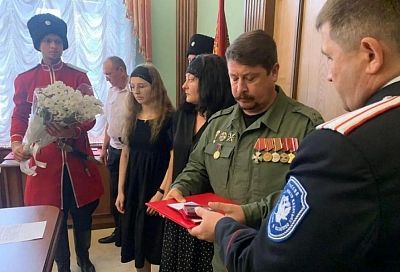 Награды родственникам погибших во время спецоперации казаков-добровольцев передали в Краснодаре  