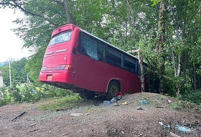 После массового ДТП с автобусом на Кубани 13 человек попали в больницу