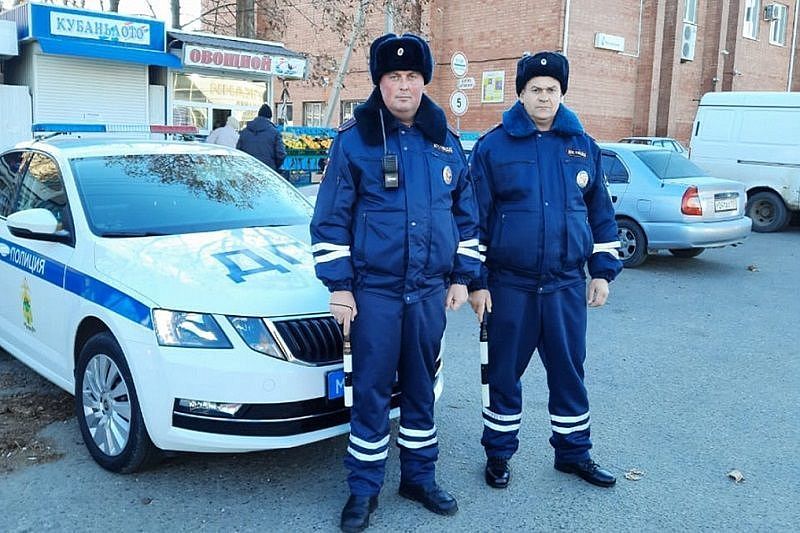 В Каневском районе сотрудники ДПС помогли водителю спасти его дочь с сердечным приступом