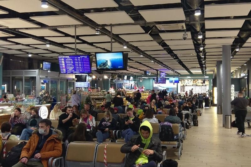 Нарушенное из-за снегопада расписание аэропорта Краснодара планируют стабилизировать к полудню