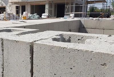 Фундамент для дома из газобетона: сравниваем ленточный, плитный и свайный - стены без трещин