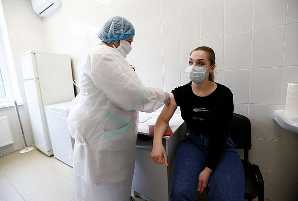 План по обязательной вакцинации от COVID-19 в Краснодарском крае выполнили 11 из 14 групп жителей и работников отраслей