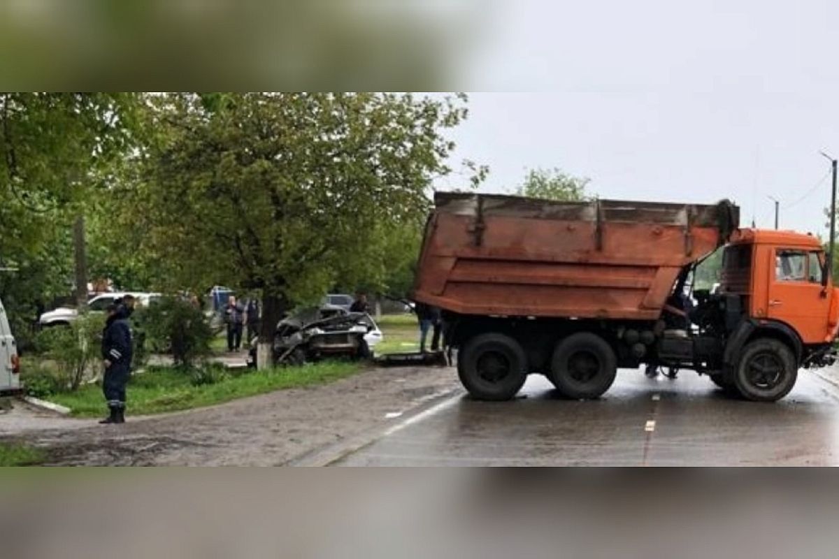 На Кубани КамАЗ раздавил легковушку. Водитель погиб