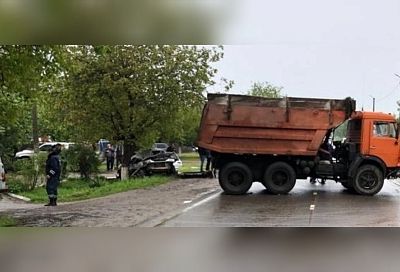 На Кубани КамАЗ раздавил легковушку. Водитель погиб