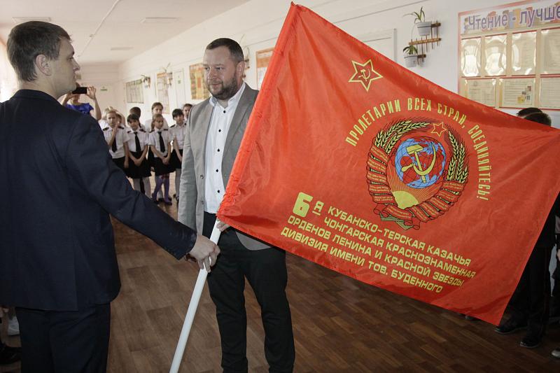 Члены Совета молодых депутатов Кореновского района изготовили и передали копию знамени Чонгарской дивизии коллегам из Новопокровского района.