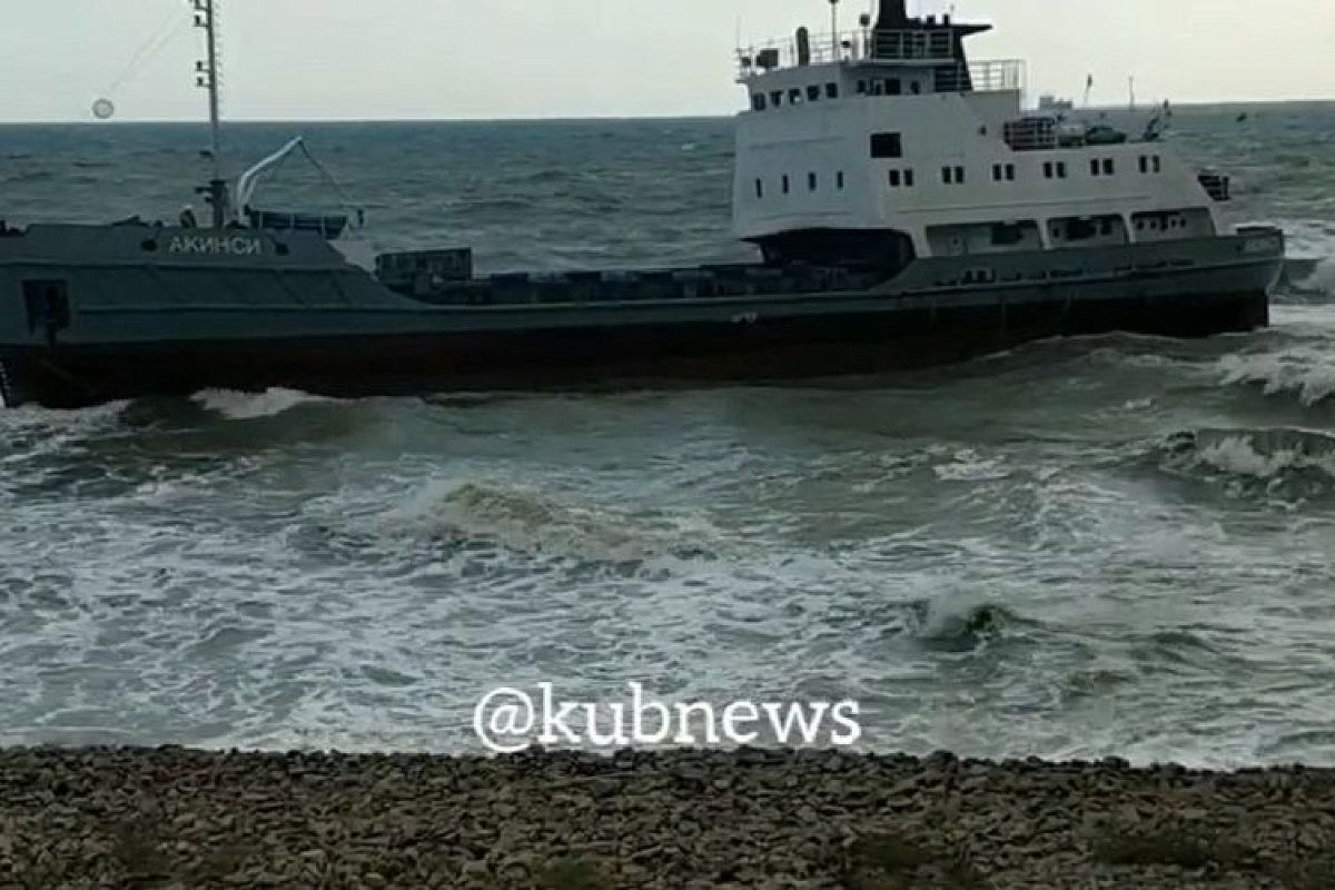 В Краснодарском крае из-за сильного ветра села на мель баржа (видео)