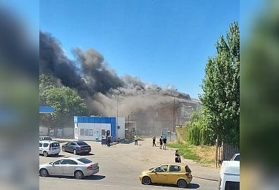 В Ейске тушат пожар в здании в районе рынка на площади 800 кв. м