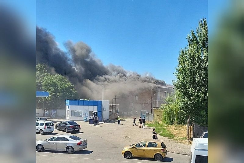 В Ейске тушат пожар в здании в районе рынка на площади 800 кв. м