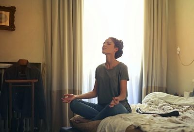 Как медитация помогает бороться с депрессией и недомоганием