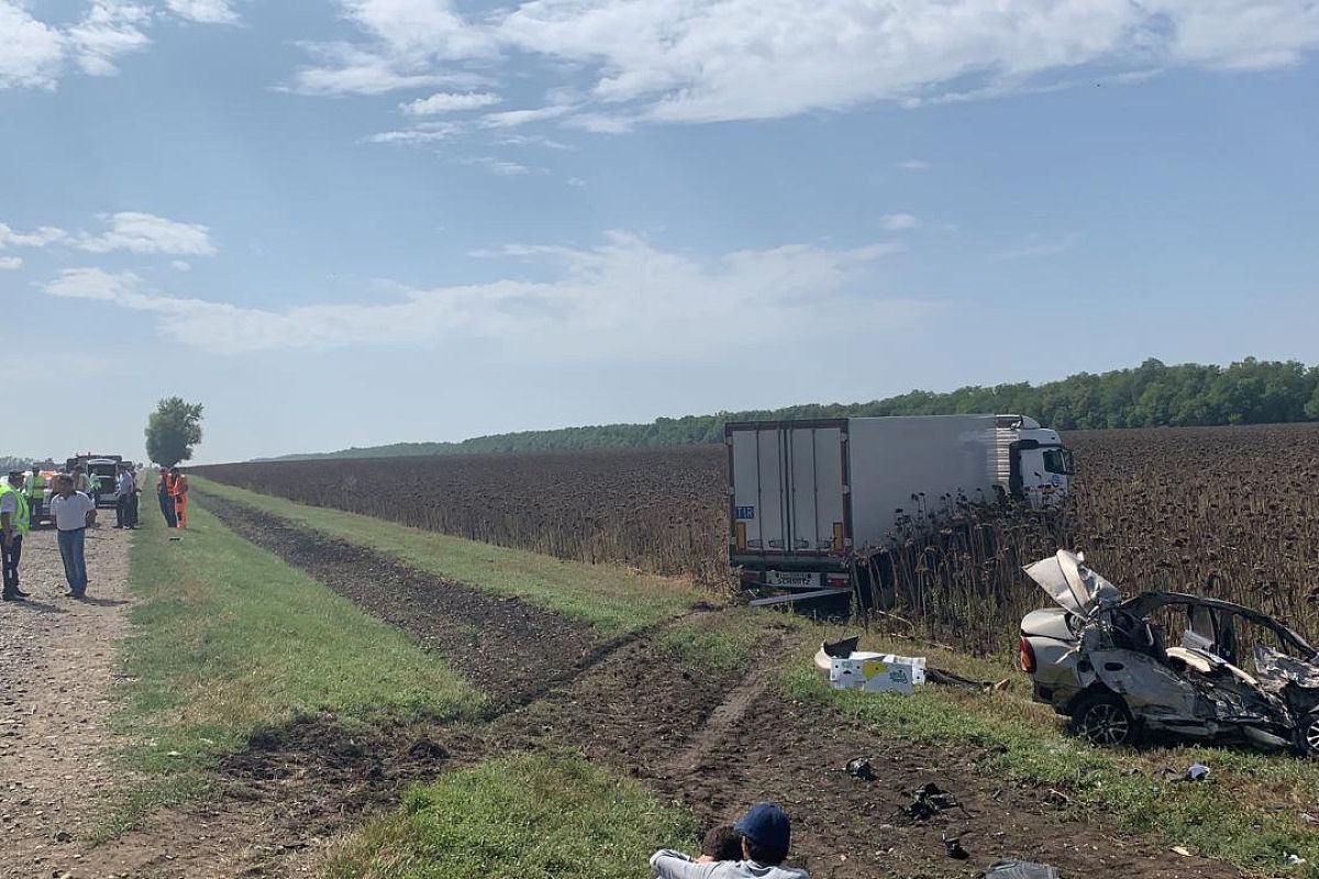 В Краснодарском крае в жестком ДТП с легковушкой и КамаЗом погибли 4 человека