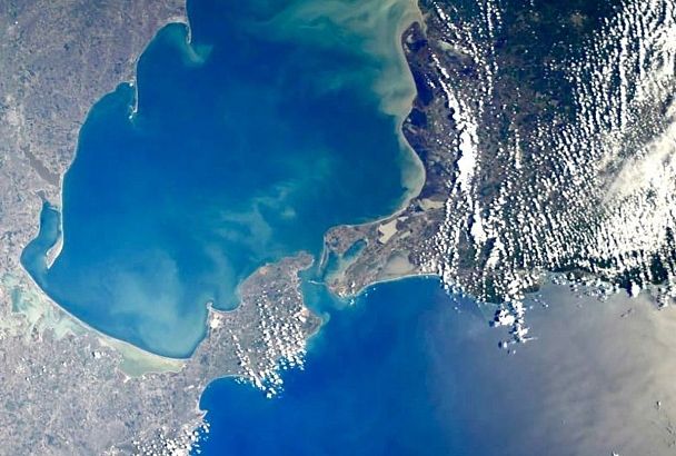 Космонавт Олег Артемьев показал, как выглядит Азовское море с борта МКС