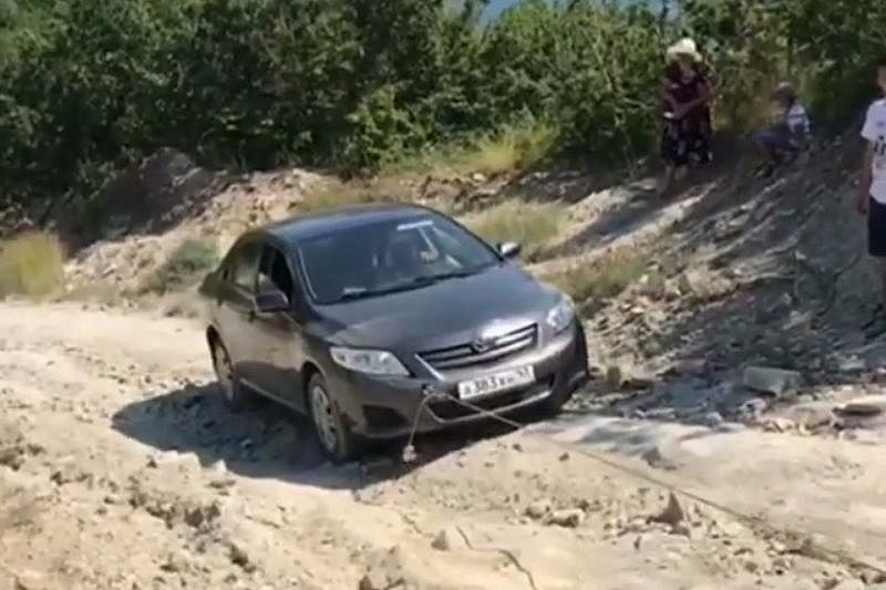 Новороссийские спасатели помогли застрявшей на горной дороге семье