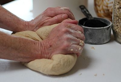 Замесил дрожжевое тесто один раз — и сиди отдыхай: быстрое, мягкое, послушное, на все случаи