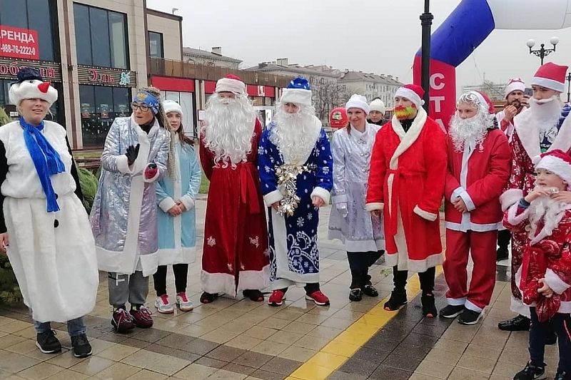 В городе-герое состоялся забег Дедов Морозов и Снегурочек 