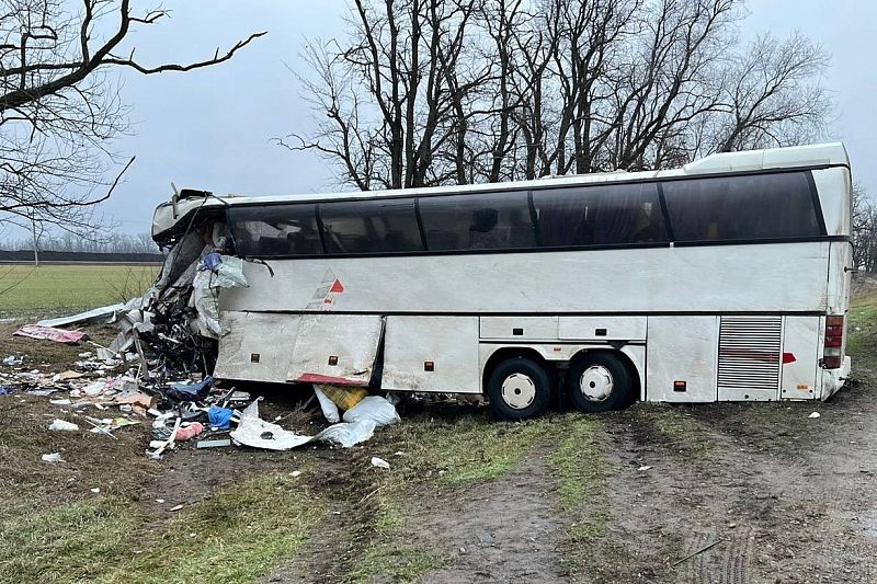 СК возбудил уголовное дело после смертельной аварии с автобусом и грузовиком в Краснодарском крае