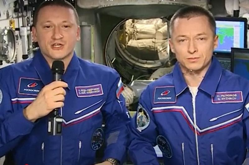Космонавты с борта МКС поздравили россиян с Днем защитника Отечества