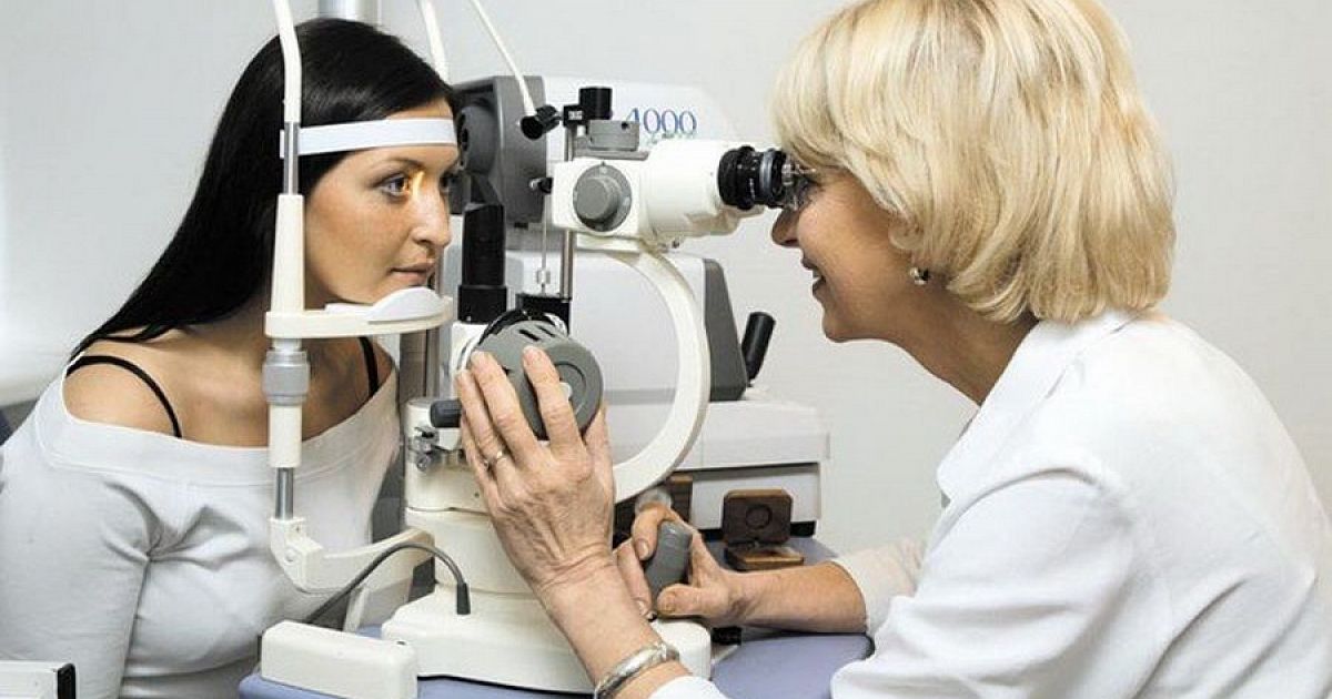 Окулисты 7 поликлиника. Осмотр офтальмолога. Прием офтальмолога. Прибор для осмотра глазного дна.
