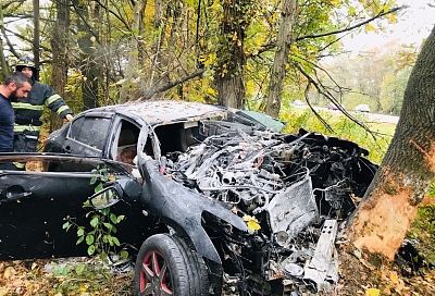 Под Краснодаром 23-летний водитель на «Ниссане» съехал с дороги и врезался в дерево. Он погиб