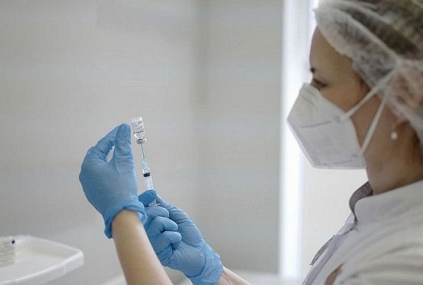 Почти 17 млн жителей России сделали первую прививку от COVID-19