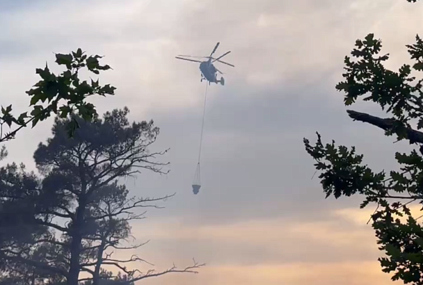 Лес вспыхнул под Геленджиком. В тушении задействован вертолет Ми-8	