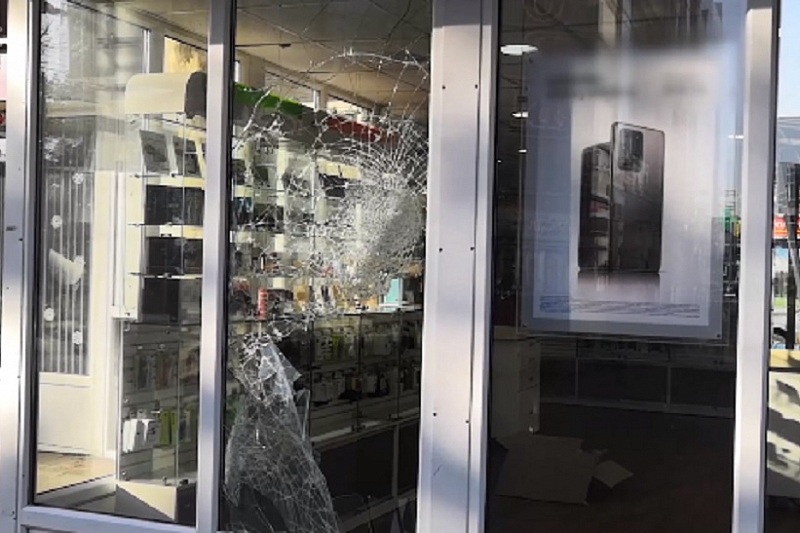 В Краснодарском крае мужчина разбил стекло салона сотовой связи и украл из него гаджеты на 60 тыс. рублей