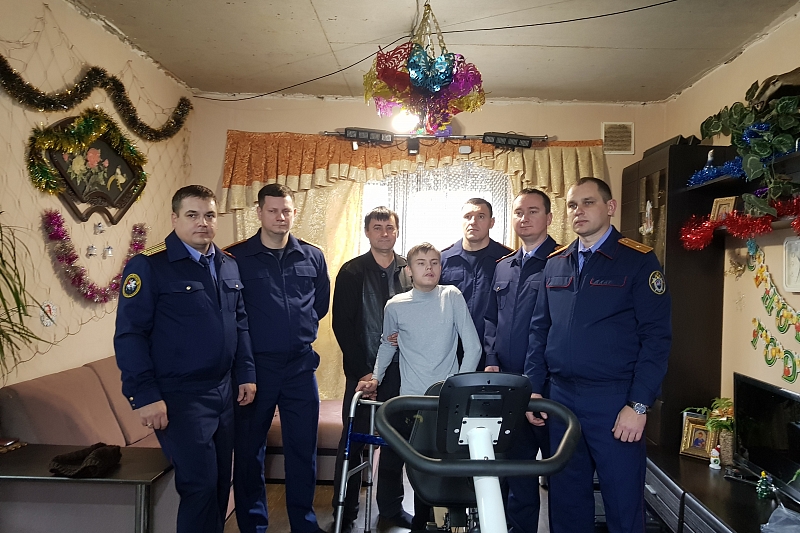 В Краснодарском крае следователи подарили подростку с тяжелым заболеванием тренажеры для реабилитации 