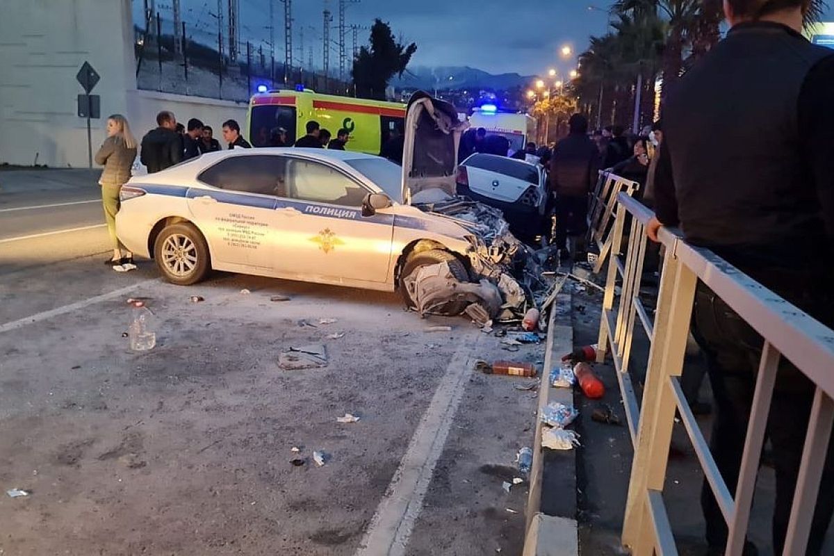 В Сириусе ДТП с участием полицейской машиной двое погибли, трое пострадали