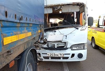 В Краснодаре пассажирский автобус врезался в грузовик
