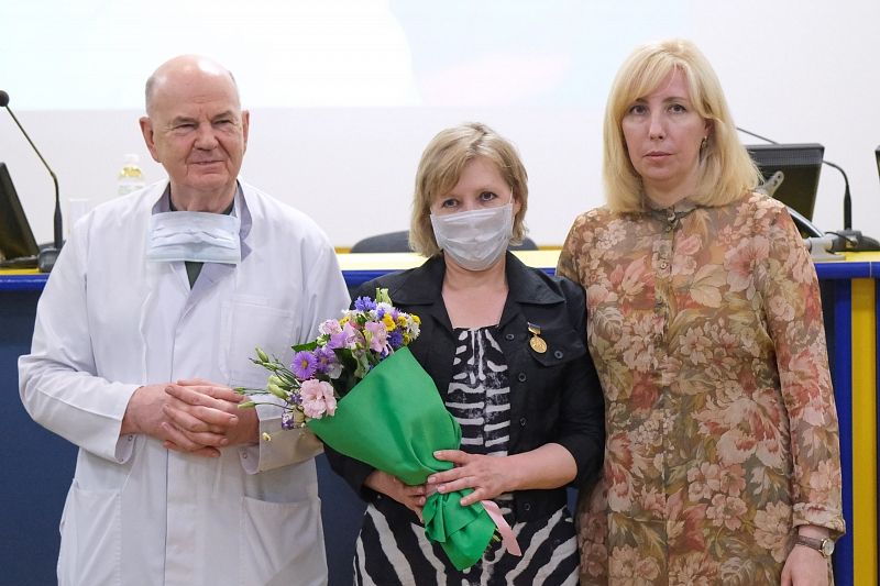 Сотрудникам двух краевых больниц вручили награды ко Дню медицинского работника