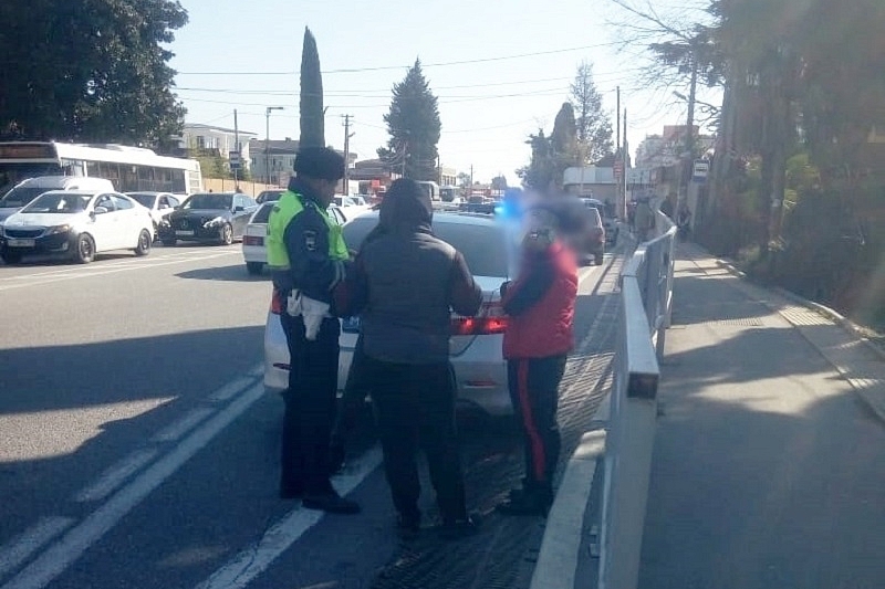 В Сочи 15-летний подросток за рулем автомобиля попался полиции. Владельца машины ждет штраф в 30 тыс. 