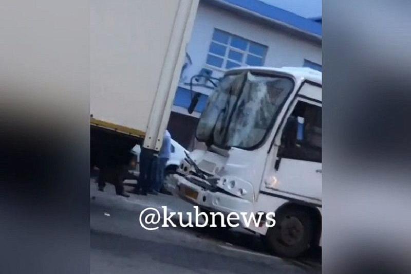 Опубликовано видео с места ДТП в Краснодаре, где пострадали пассажиры рейсового автобуса