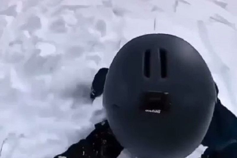 В горах Сочи сноубордист попал под лавину