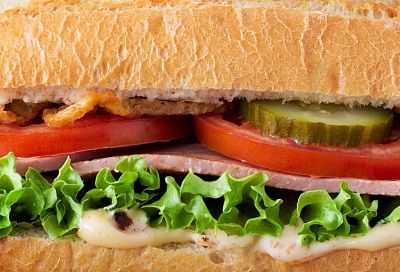 Секрет сочного сэндвича: горячий завтрак с яйцом на сковороде за 7 минут