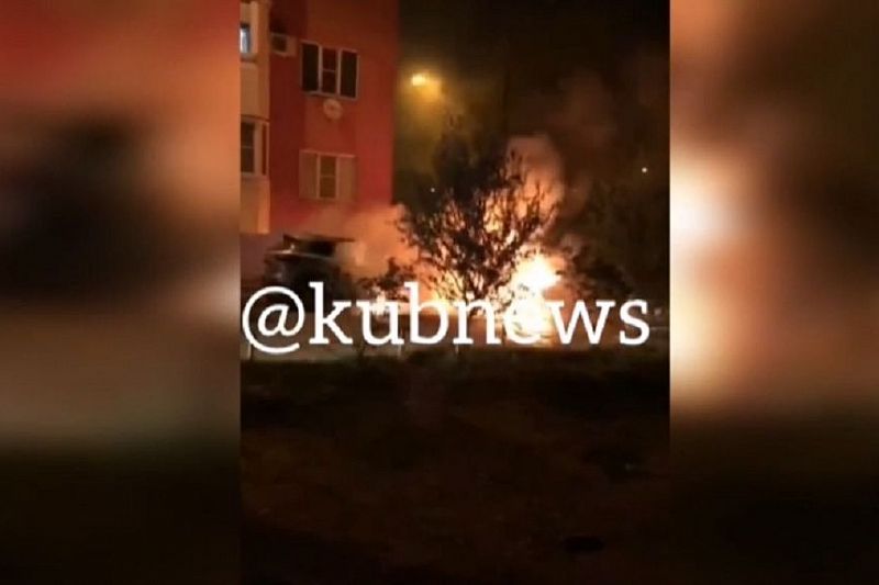 В МЧС рассказали подробности ночного пожара с участием двух автомобилей в Краснодаре