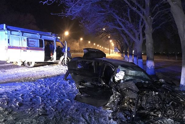 Водитель на BMW врезался в дерево. Пострадала семья из 4 человек