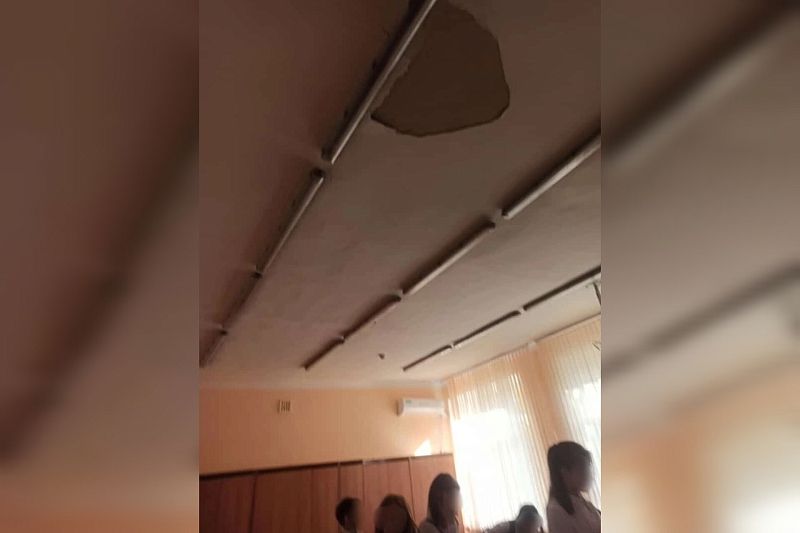 Штукатурка обрушилась в краснодарской школе во время замены лампочки