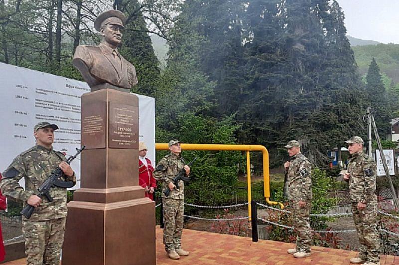 В Сочи установили памятник маршалу Андрею Гречко