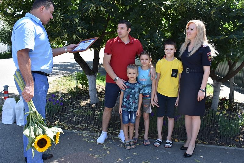 Многодетные семьи краснодарских полицейских поздравили с  Днем семьи, любви и верности