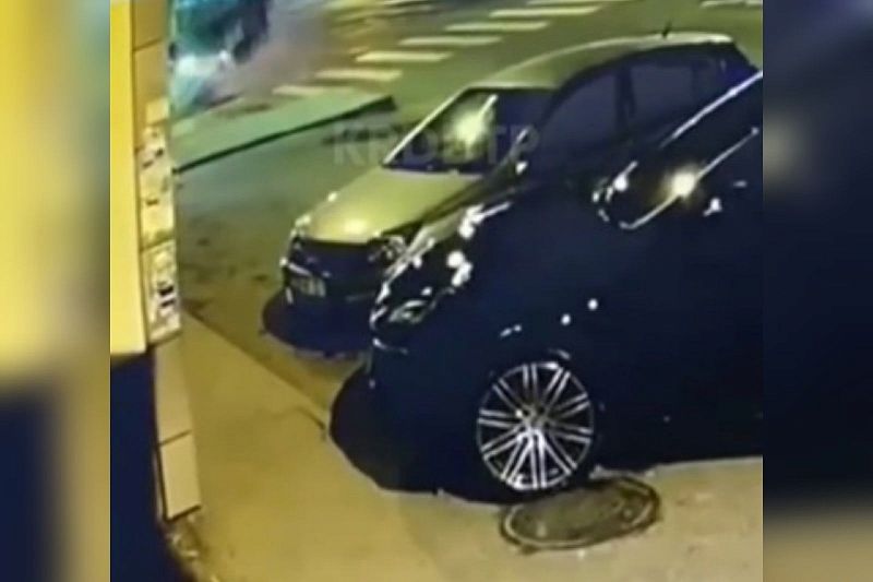В Краснодаре иномарка снесла светофор и попала на видео