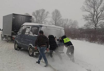 Инспекторы ДПС помогли семье достать из кювета автомобиль